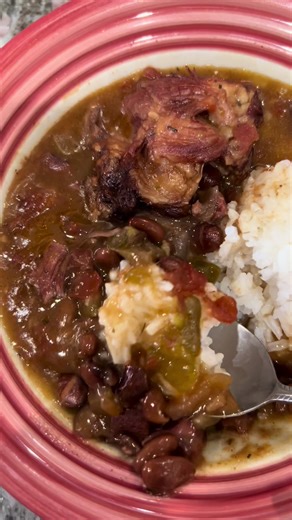 These pinto beans are on repeat in our home. Electric pressure cooker. No soak. All flavor. Full recipe below 👇🏽 Pressure Cooker Pinto Beans with Smoked Turkey Tails ⸻ Ingredients \t•\tSmoked turkey tails \t•\tChicken stock (enough to cover meat) \t•\t3 cups dried pinto beans, rinsed \t•\t1 onion, chopped \t•\t2 green bell peppers, chopped \t•\t2–3 celery stalks, chopped \t•\tTwo 10-oz cans diced tomatoes with chilies \t•\t1–2 tbsp Emeril’s Essence \t•\tWorcestershire sauce, to taste \t•\tHot 