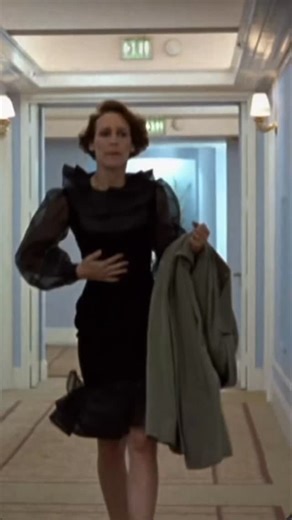 TRUE LIES: Il Potere di un Vestito e un Rossetto! 💄 Ricordate Helen moglie apparentemente annoiata dell’agente segreto Harry Tasker (Arnold Schwarzenegger). Stanca della routine, con la possibilità di una “missione” segreta, Jamie Lee Curtis ci regala una trasformazione lampo epocale. Bastano poche mosse per tagliare gli orli del suo abito da brava moglie e renderlo un tubino nero mozzafiato, un po’ di acqua di una pianta per domare i capelli e un tocco di rossetto rosso per una dose immediata 