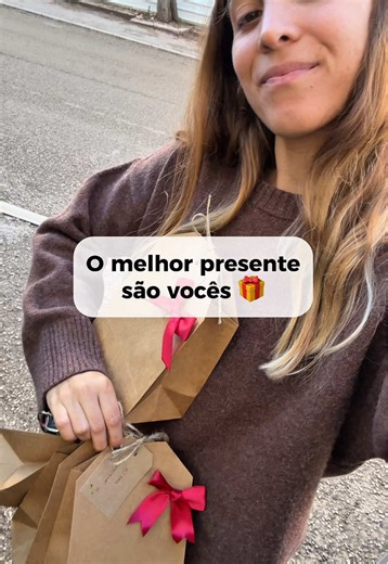 A revelação! 🎁✨ Ontem fui às compras, hoje mostro o miminho que preparei para as minhas melhores clientes. Escolhi estes mimos perfumados para trazer luz e conforto ao vosso lar. 🕯️ Obrigada por serem o meu melhor presente este ano! ❤️ Feliz Natal! #feliznatal #clientesvip #pequenonegocio #packingorders #bastidores