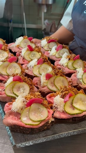 Hallernes Smørrebrød on Instagram: "Se med, når vi viser, hvordan vores stykke med roastbeef bliver til 🥩✨ Roastbeef toppet med syrlige pickles, sprøde hjemmelavede stegte løg, frisk agurkesalat og et strejf af peberrod. Et klassisk stykke smørrebrød fyldt med smag - en af favoritterne på vores menu😋 ——— Watch along as we show how our roast beef open sandwich comes together 🥩✨ Tender roast beef topped with tangy pickles, crispy homemade fried onions, fresh cucumber salad, and a hint of horser