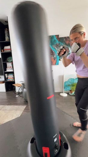 🥊 Adepte de boxe anglaise, muay thaï ou kickboxing ? Ce sac de frappe gonflable est prêt à encaisser tous vos coups 💥 Autoportant, facile à installer et à ranger, il vous permet de vous défouler où et quand vous voulez ! Qui est prêt pour une séance ? ⬇️ // 🥊 Into boxing, muay thai, or kickboxing? This inflatable punching bag is ready to take all your hits 💥 Freestanding, easy to set up and store, it lets you unleash your energy anytime, anywhere! Who’s up for a session? ⬇️ #Boxe #Kickboxing