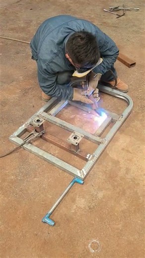 Welding process of electric handcart platform frame, switch to eye protection mode.
