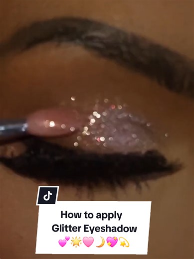 The perfect Rose gold eyeshadow to recreate a 2016 cut crease. Use our magic wand silicone applicator to apply the Glitter perfectly 😍💕🌟🩷🌙💖💫 #glitter #glittereyeshadow #makeupreels #beautyhacks #eyeshadowtutorial