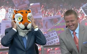 Clemson fans boo Lee Corso's pick on ESPN GameDay
