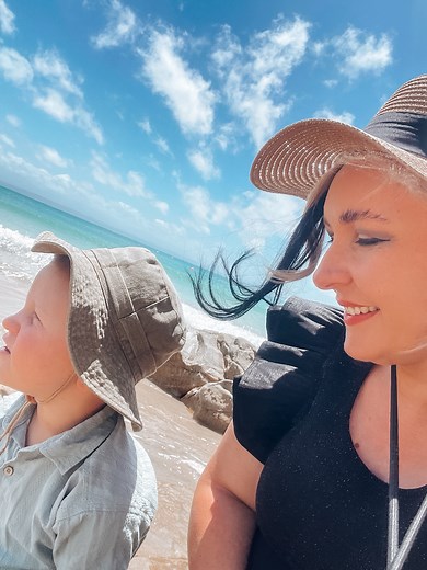 Swimming pools can give you green hair! How to get it out? Just add tomato sauce. Green hair comes from copper in the pool water. Tomato sauce (or ketchup) is acidic, so it helps break down and lift those metal deposits. How to use it 1. Apply tomato sauce/ketchup to the green areas of your hair. 2. Massage it in well. 3. Leave on for 5–10 minutes. 4. Rinse and shampoo normally. 5. If needed, repeat once. #hair #hairsalon #hairtip #tip #hairadvice | Samantha Hair Salon