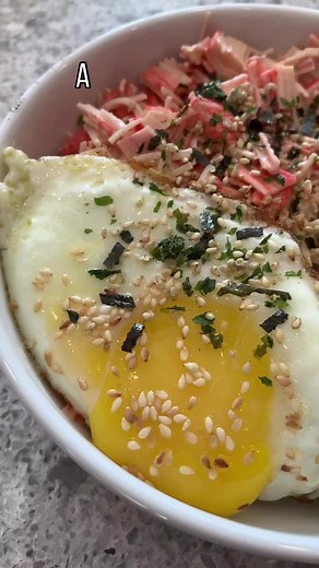 Spicy imitation crab meat, avocado & egg sushi rice bowl #easydinner #easyrecipes #easyrecipeschallenge #easyrecipesathome #foodvlog #foodblogger #cooking #recipes #homecooking #recipeoftheday #yummyfood #recipe #easyrecipe #homemadefood #fullhappybelly #rice #lunch #easymeals #easylunch #ricebowl #japanesefood | Fullhappybelly