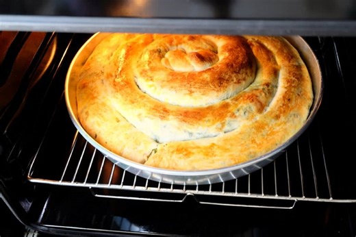 TAJNE NAJUKUSNIJE BANICE: Saveti za gotove ili domaće hrskave kore - za savršenu pitu sa sirom