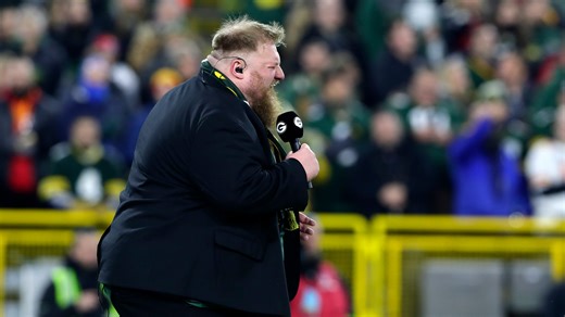 National anthem singer gives his best for Packers, Taylor Swift