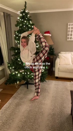 Flexible Cheerleader Skills for Christmas Performances