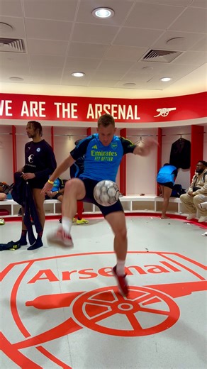 EPIC FOOTBALL SKILLS in the Arsenal FC Changing room 😨⚽️ | Andrew Henderson