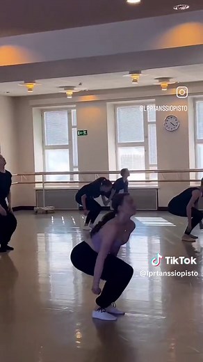 Nyt on nykytanssin vuoro olla esittelyssä!🤩 Videolla näkyy Nykytanssi 2 -ryhmän tunti, jonka opettajana toimii ihana Sini Mäenpää🙌🏻 Nykytanssi tunneilla: 💙Yhdistetään erilaisia tanssityylejä ja -tekniikoita, parityöskentelyä, akrobatiaa ja luovaa tanssi-ilmaisua mielenkiintoiseksi kokonaisuudeksi 💙Korostetaan luovuutta, ilmaisua sekä kokemuksellisuutta 💙Opitaan kehonhallintaa, tanssitekniikkaa, tanssi-ilmaisua sekä tilan hahmottamista 💙Tanssi-improvisaatiota harjoitellaan 💙Kehitetään tai