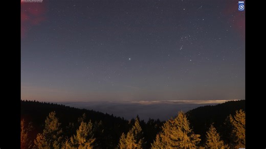 😶‍🌫️Über den Wolken... diese Aussicht hat heute früh die DWD-Webcam auf der Wetterstation Schmücke eingefangen. 📸 Mehr Aufnahmen unserer Wetterkameras gibt es jederzeit hier: https://www.dwd.de/DE/wetter/wetterundklima_vorort/wetterkameras/wetter_cams.html | Deutscher Wetterdienst