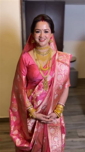 Biplab Das on Instagram: "🌸🌸. RECEPTION 🌸🌸 A quintessential Bengali traditional look that needs no introduction and loved by absolutely everyone, That we love recreating whenever the bride wishes it for. This time we crafted this beautiful, soothing, elegant look for the reception of Mridusha. The gorgeous ornaments along with the lovely hue of the handwoven Banarasi brought a fantastic glamour into the look, that is so ethereal. Bride : MRIDUSHA BHADURI @mridushabhaduri . #instagram #explor