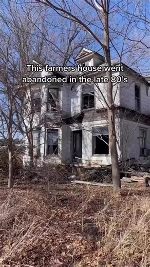 Exploring an Abandoned House Frozen in the 80s