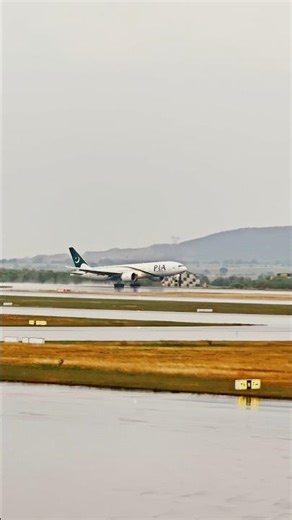 Smooth touchdown! Pakistan International Airlines Boeing 777-200 landing like a boss 🔥🛬 #aviation
