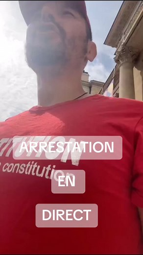 Arrestation direct et en direct par une commissaire de police pour avoir chanté #Destitution