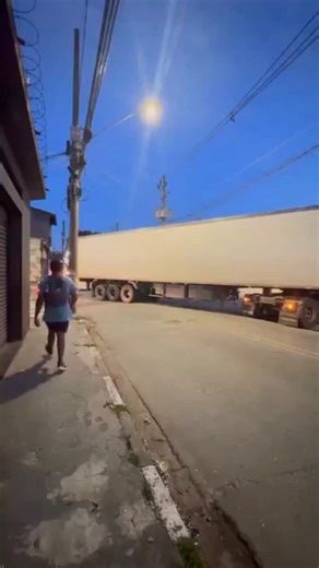 Carapicuíba Nua e Crua on Instagram: "Caminhão "travou" na Estrada da Gabiroba, altura do 326, obstruindo a passagem de outros veículos. Se possível evite a região, utilizando rotas alternativas. Video enviado por J.C #muraldopovocnc"