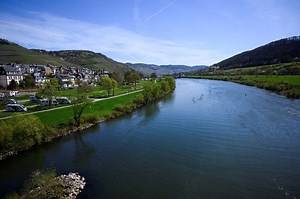 Mosel river in Germany reopened to shipping, damaged lock working