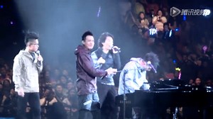 “古惑仔”开唱台上搞怪秀琴艺