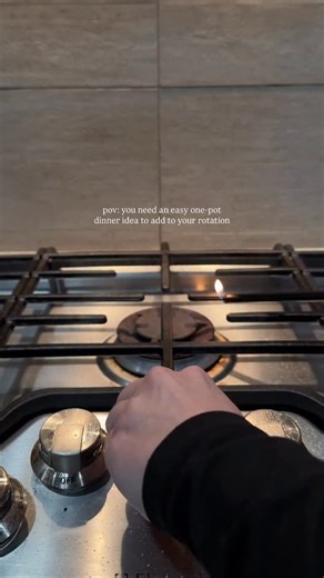 Mikala MacFadzen on Instagram: "you’re craving lasagna but don’t want to put in the labor 😍🤤 Comment “DINNER” if you want me to dm the recipe to you (you may have to be following in order to receive it, depending on your privacy settings!) or you can always find it below 💕 If you want more simple meal ideas I hope you check out my other recipes & grocery hauls and stay tuned for more! Ingredients 1 tbsp olive oil 1 lb ground beef or ground turkey 1 small yellow onion, diced 3 garlic cloves, m