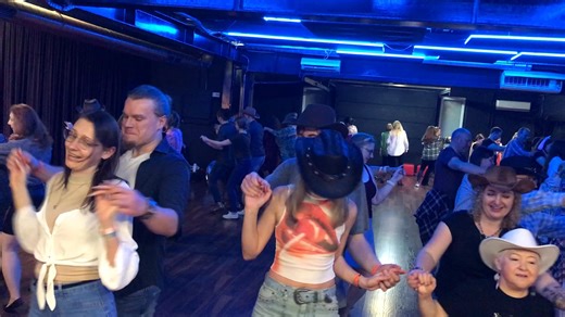 Hoedown w Warszawie czyli czysto taneczna impreza z tańcami liniowymi Country już w najbliższą sobotę, 28 lutego w godzinach 18:30-21:30 na warszawskiej Ochocie. Studio Dancebook na ul. Usypiskowej 2. Zapraszamy osoby początkujące. Jak zwykle na początku imprezy będzie dużo instrukcji podstawowych tańców. | American Connection Dance Studio