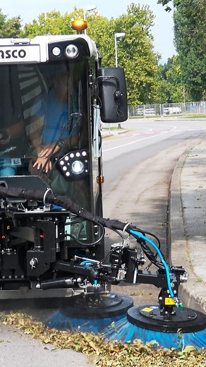 Did you know that the LYNX 2000 is built for more efficient sweeping? With a 3,100 mm sweeping width, it covers large areas quickly. Its quiet, powerful suction fan ensures excellent dirt collection and consistent results. The 2 m³ hopper reduces frequent emptying, while a water capacity of 400 litres minimises dust and extends operating time. Capable of handling slopes up to 30% and delivers reliable performance on any terrain. With its advanced hydropneumatic suspension and four-wheel steering