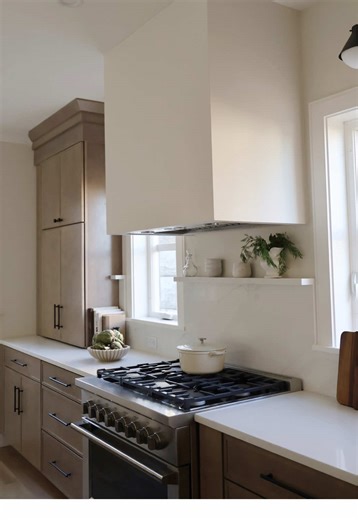 A look at this transitional new construction in Boston - clean lines, layered neutrals, and thoughtful contrast in every detail!