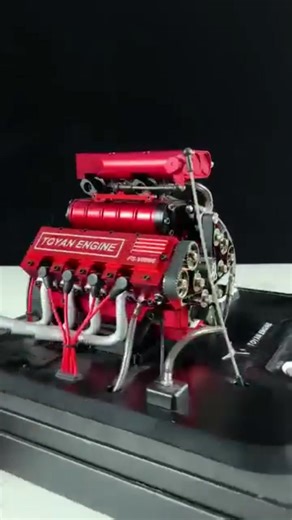 ️ Kraft i miniatyr. Precision i varje detalj. ❤️En fullt fungerande V8-motor i miniformat –för den som älskar teknik, design och ljudet av kraft.  https://www.gerbuys.com/products/v-8-engine-model Placera den på skrivbordet och känn passionen leva. | Gerbuys | Facebook