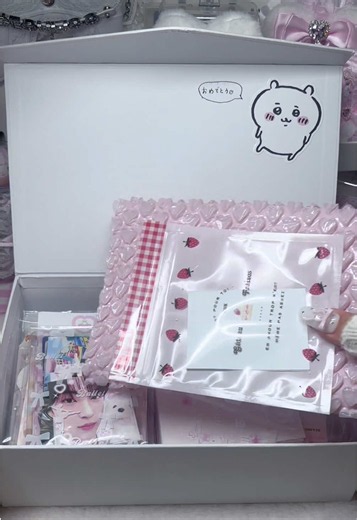 少し早めの誕プレいただきました♪♪♪本当にありがとう（𓈒⸝ʚ̴̶̷̷̥ ⩊ ʚ̴̶̷̷𓈒）💕トレカもドムソンも！本当に嬉しいし、パーツもスケルトンケースも本当に感謝ㅠㅠ⭐️スリーブデコもセンスよすぎるデザイン沢山ありがとう´т ‧̫ т ̀💓‪コスメもリップマスクほんと可愛い！！！チークもめちゃ欲しかったの！！！！！リップキーホルダーリップも可愛すぎた（⸝⸝o̴̶̷̥᷅ ̫ o̴̶̷̥᷅⸝⸝）💘素敵なソンムルをありがとう！！！大切に使わせて頂きます🍀.* ⋆*¨*•.¸¸♬⋆*¨*•.¸¸♪⋆*¨*•.¸¸♬⋆*¨*•.¸¸♪ #ソンムル#ald1#手元動画 #unboxing #unboxingvideo