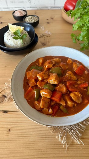 Zubda Malik on Instagram: "Chicken Shashlik This Chicken Shashlik is a delicious Indo-Chinese recipe made in tangy & sweet sauce with marinated boneless chicken, coloured bell peppers and onions. In last summer I shared the recipe of Chicken Shashlik on skewers and I received requests for gravy one. So here it. You can have it with chicken fried rice. Both recipes on my YouTube already. Full recipe written on my blog. Link in bio."