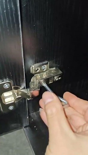 So stellen Sie die Scharniere ein, wenn sich die Schranktür nicht schließen lässt