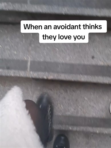 After a breakup with an avoidant or emotionally unavailable partner, many people replay the relationship trying to understand what happened. Avoidant attachment patterns often create confusion, mixed signals and lack of closure, which can keep the nervous system stuck in a rumination loop. #avoidantattachment #avoidantmen #nocontact