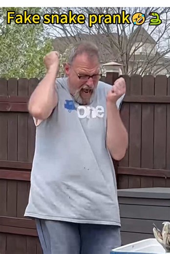 Cute reaction to being scared by a fake snake 🤣#funnyvideos #prank #fakesnake #scared #snake