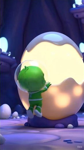 Alien Resting on a Giant Egg-Bed — Subscribe for More Adventures! #usa #disney #aliendance