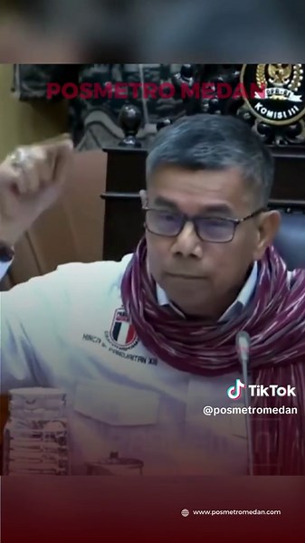Anggota DPR RI dari Komisi III, Hinca Ikara Putra Panjaitan ngamuk saat Rapat Dengar Pendapat Umum (RDPU) di Senayan, Jakarta, Kamis (2/4/2026). Itu saat Hinca mengkritisi kinerja Kejaksaan Negeri (Kejari) Karo yang sudah mengintimidasi videografer yang dijadikan tersangka lalu ditahan. Saat itu, Jaksa Wira Arizona menyebut pemberian brownies yang disertai pesan intimidasi beberapa waktu lalu karena tahanan kerap kurang makan di Rumah Tahanan (Rutan) Tanjung Gusta Medan. Mendengar itu, Hinca men