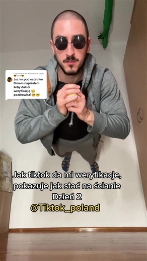 Jak zrobić sztuczkę magiczną ze staniem na ścianie