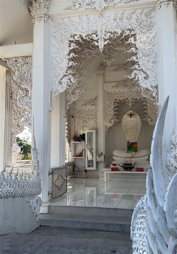 Eksplorasi White Snake Temple di Dannok, Thailand