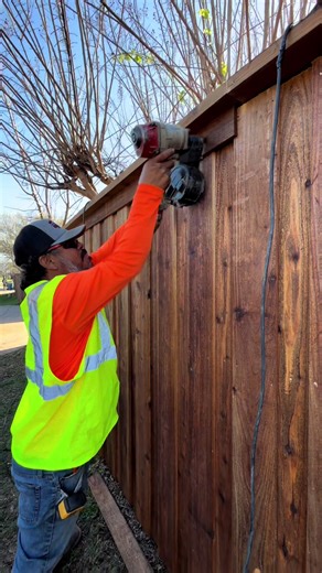 🏗️✨ Teamwork in Action! ✨🏗️ Check out our latest project where we built a stunning new 6-foot tall board-on-board fence for two happy neighbors in Coppell, Texas! 🙌 With four custom gates, a durable 2x6 kickboard, and a beautiful 2x6 cedar top cap, this fence blends functionality with flair! 🌟 We take pride in our work, and you can see the dedication of our amazing team throughout the process. Together, we create the perfect outdoor space for our clients. 💪 God bless Texas—where we turn fen