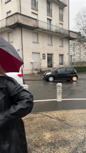 🎥 Ce matin à Tours, opération “Rond Point « ☀️ Pas pour bloquer. Pas pour accuser. Mais pour proposer. Avec notre message « Non à la fermeture des villes » et « Sauvons Notre Centre Ville « , nous avons offert des heures de parking gratuites 🎁 Un geste simple pour rappeler une chose essentielle : un centre-ville doit rester accessible, vivant et ouvert à tous. Des sourires, des échanges, du positif ❤️ VOS COMMERÇANTS FONT L’ÂME DE TOURS #tours #commercial #manifestation