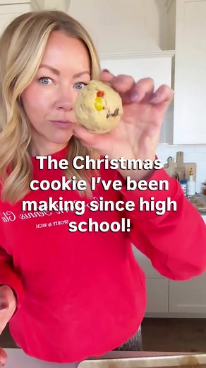 Not your average Christmas cookie, but definitely our family favorite and one I’ve been making since I was in high school. You will love how easy these Cluster Cookies are to make and you can definitely have some fun with the add-ins if you want to change up what I have 👇🏻 What you’ll need: 🍪 16.5 oz @pillsbury sugar cookie dough (has to be the roll, trust me) 🍪 3/4 cup smooth peanut butter (I’m a Skippy girl) 🍪 3/4 cup old fashioned oats 🍪 1/2 cup @reeses peanut butter chips (again, had t