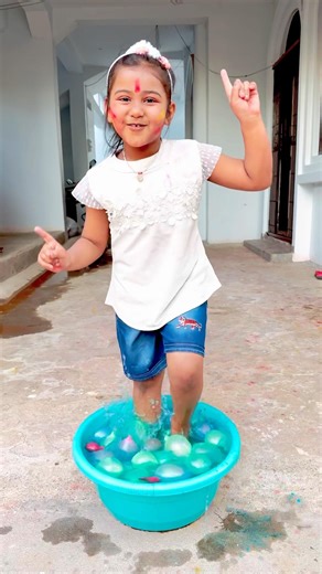 Twinkal ne holi Wale ￼ balloons Ke Sath ki Masti 🫟🎈😱😍￼#shortvideos #funny #cute #viralshort