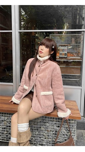 ౨ৎ Learn your worth on Instagram: "MEZI COAT - áo khoác da lộn lót lông cừu best seller Siêu dày ấm, detail nét căng, tiền nào của nấy lun các chị iu ơiii 😍 Tà Xùa, Hà Giang, Sa Pa, Đà Lạt,... cực hợp luôn nhaaaa https://s.shopee.vn/4VTOo4lujq (Giá tại IG/FB/Store tốt hơn shopee tới 100.000/sản phẩm) 📸 GIÁ TỐT NHẤT KHI INBOX MUA QUA FANPAGE / IG - Giá tốt hơn khi đặt tại đây: https://m.me/jeacestudio - Tham gia nhóm nhận nhiều ưu đãi giảm giá: https://byvn.net/0P8v 🛒 CHÍNH SÁCH NGAY NGẮN - TỰ