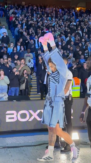 What. An. Entrance! 🤩 @benwhittaker’s show starts from the moment he’s steps out the dressing room 🔥 #BillamSmithRiakporhe | Now | Selhurst Park | @skysportsboxing | @peacock | @cpfc | Boxxer