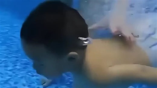 婴儿能游泳吗？潜水反射背后的真相