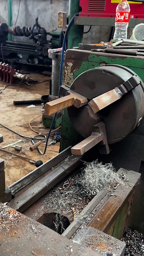 A smart latheman, always has a way to speed up his work #mechanicalengineering #machinistlife #lathemachine #lathework #engineeringjobs | Hamdani Pasaribu