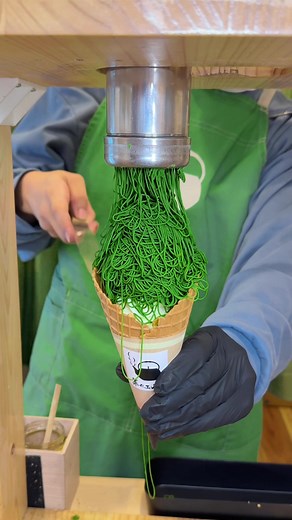 降り注ぐ濃厚生搾り抹茶モンブラン🍵 和栗を使用した濃厚抹茶モンブランを絞りかけるこちらのお店のパフェは、可愛い見た目にの抹茶の濃い味がたまらない！ 📍茶々工房ふたつめ / 浅草 ￥1400～/人 ⏰営業時間：11:00〜18:00 💤定休日：なし 🏠住所：〒111-0032 東京都台東区浅草１丁目３７−６ ライオンズマンション雷門 103 #東京グルメ #浅草グルメ#tiktokfood
