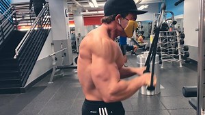 TRICEPS EXERCISE TRICEPS PUSHDOWNS (2 SEPARATE HANDLES) • Set pulley to its highest position, & attach two separate handles to it. This creates a more efficient distribution of weight. Keep your chest upright, & shoulders back to begin. Try to keep your elbows from flaring out, but also remember that pushing the muscle past perceived failure is the ultimate goal! Drive handles down until your elbows are fully extended, & triceps are fully engaged. Take a second to squeeze the muscle, before allo