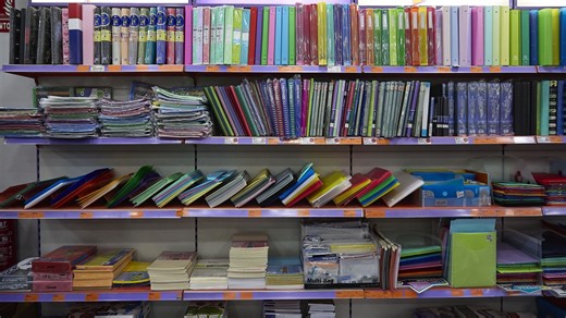 Fin de la gratuité des fournitures scolaires en Fédération Wallonie-Bruxelles : enjeux et répercussions - RTBF Actus