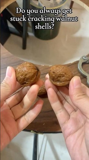 Crack walnuts in seconds You have to know this trick#Life Hacks#SimpleTips#DIY Skills#Kitchen Tips