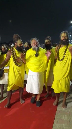 प्रातःकालीन महाराज जी के दर्शन करने पहुँचे श्रद्धालु #premanandjimaharaj #bhajanmarg